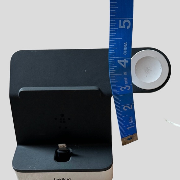 belkin 2-in-1 iPhone and Apple Watch Charger - Picture 7 of 8